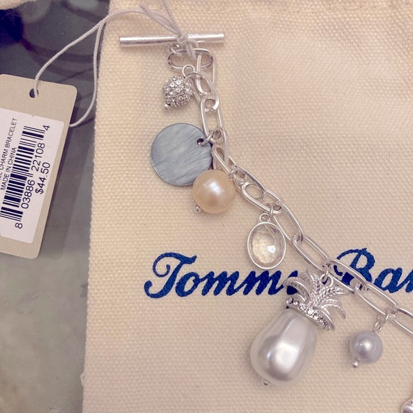 NWT. Tommy Bahama Pearl and shell charm bracelet. Silverstone. Stunning for vaca - Picture 2 of 8